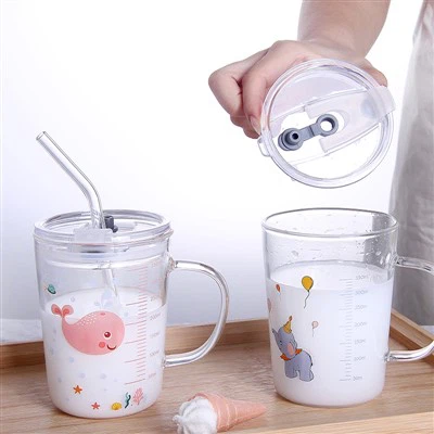 Trinkglas mit Deckel und Stroh